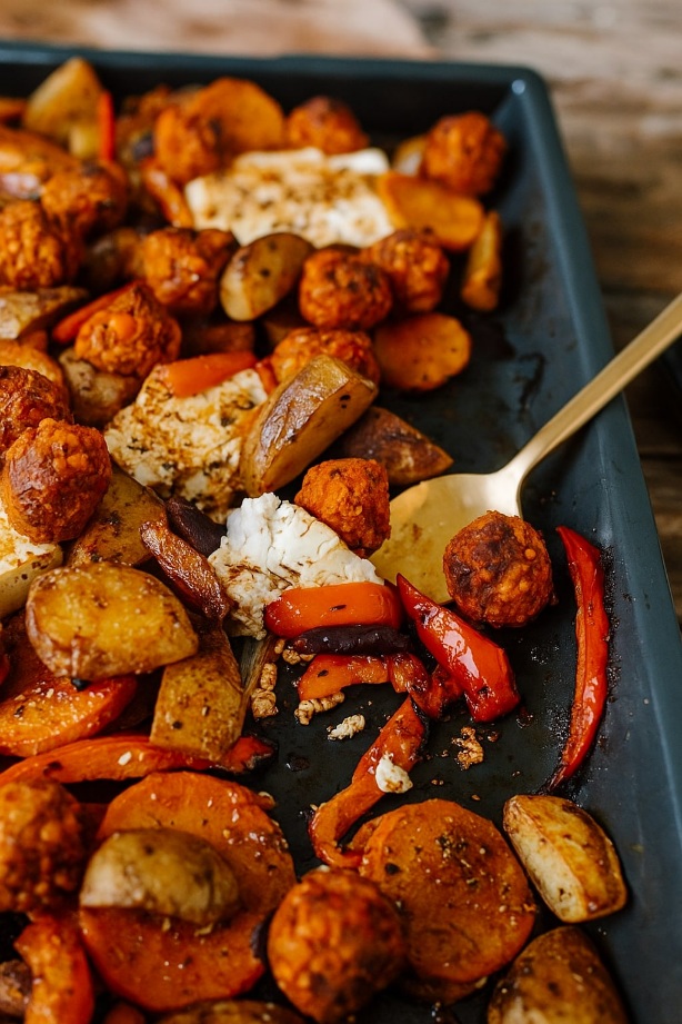 Gesundes vegetarisches Ofengericht mit Feta und Kartoffeln angerichtet auf einem Teller Gesundes vegetarisches Ofengericht mit Feta und Kartoffeln angerichtet auf einem Teller